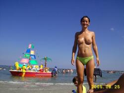 Amateur girls on beach 40 112/121