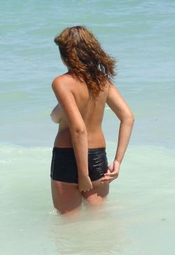 Amateur girls on beach 29 16/72