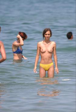 Amateur girls on beach 23 51/72