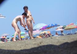 Amateur girls on beach 18 42/60