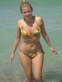 Amateur girls on beach 07 9/31