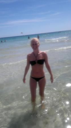 Nice blonde hot vacation beach pix 98/148