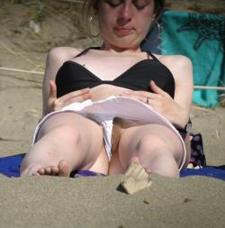 Amateur girls on beach 36 28/50