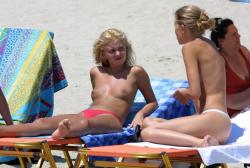 Amateur girls on beach 41 25/110