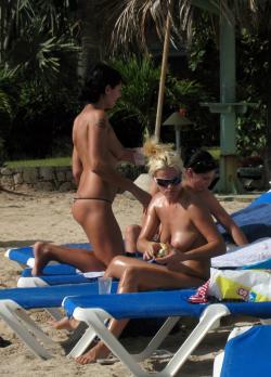 Amateur girls on beach 34 43/79