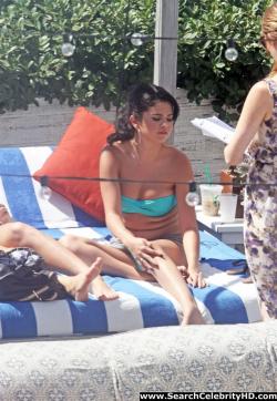 Selena gomez - bikini candids in miami 7/40