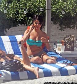 Selena gomez - bikini candids in miami 9/40