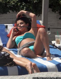 Selena gomez - bikini candids in miami 12/40