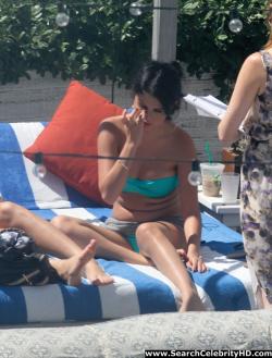 Selena gomez - bikini candids in miami 16/40