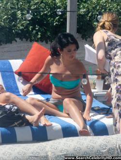 Selena gomez - bikini candids in miami 18/40