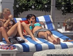 Selena gomez - bikini candids in miami 30/40