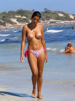 Amateur girls on beach 43 9/72