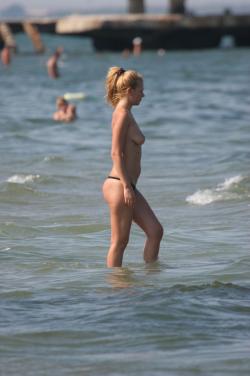 Amateur girls on beach 16 38/72