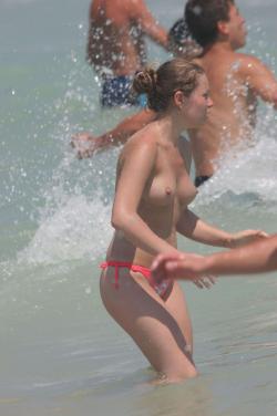 Amateur girls on beach 20 26/72