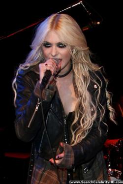Taylor momsen performs at in-tune event in new york - celebrity 6/6