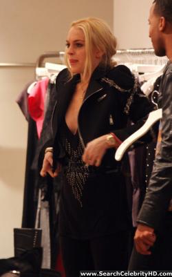 Lindsay lohan - braless boob-slip at intermix in soho - celebrity(20 pics)