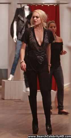 Lindsay lohan - braless boob-slip at intermix in soho - celebrity 5/20