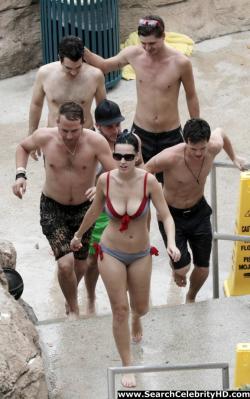 Katy perry - bikini candids at atlantis paradise island - celebrity 16/20