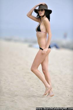 Nicole trunfio - bikini candids at malibu beach - celebrity 16/25