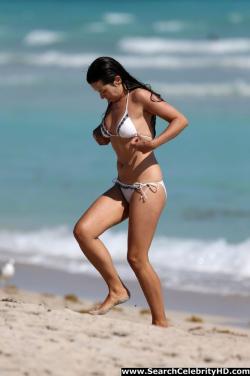 Amelia warner in bikini at the beach in miami - celebrity 5/9