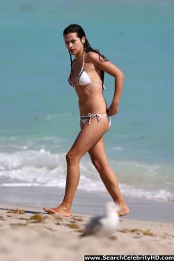 Amelia warner in bikini at the beach in miami - celebrity 9/9
