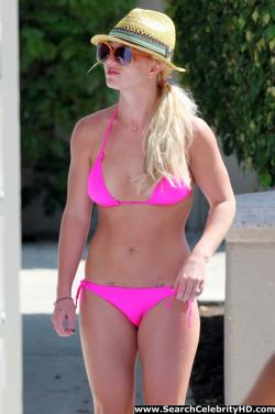 Britney spears in pink bikini in marina del rey - celebrity(19 pics)