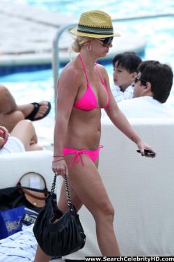 Britney spears in pink bikini in marina del rey - celebrity 10/19