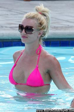 Britney spears in pink bikini in marina del rey - celebrity 16/19