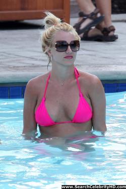Britney spears in pink bikini in marina del rey - celebrity 18/19