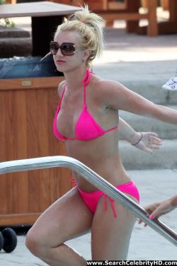 Britney spears in pink bikini in marina del rey - celebrity 19/19
