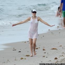 Gwen stefani bikini candids at a beach in miami 10/31