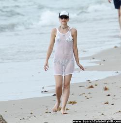 Gwen stefani bikini candids at a beach in miami 11/31