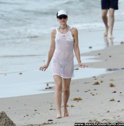 Gwen stefani bikini candids at a beach in miami 13/31