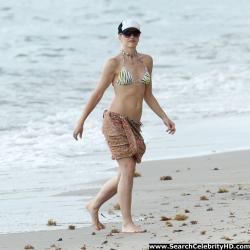 Gwen stefani bikini candids at a beach in miami 18/31