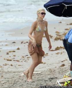 Gwen stefani bikini candids at a beach in miami 20/31