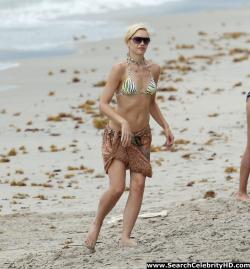 Gwen stefani bikini candids at a beach in miami 22/31