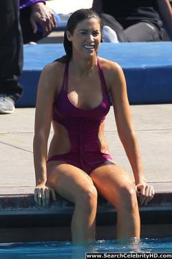 Katherine webb rocks a hot pink cut-out bathing suit 21/33