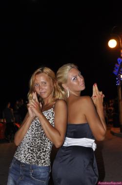 Sexy blonde poses in public(39 pics)