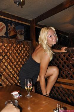 Sexy blonde poses in public 8/39