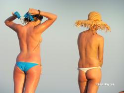 Topless girls on the beach - 282 32/48
