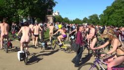 Nude couples fflashing their bodies on cycling tour 4/33
