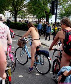 Nude couples fflashing their bodies on cycling tour 8/33
