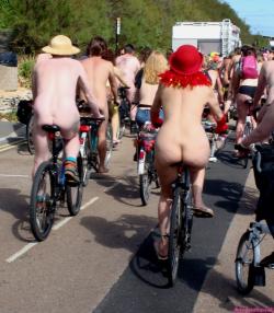 Nude couples fflashing their bodies on cycling tour 15/33