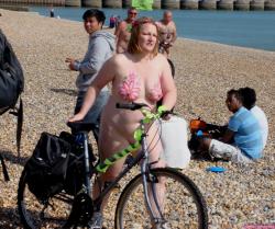 Nude couples fflashing their bodies on cycling tour 18/33