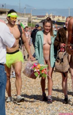 Nude couples fflashing their bodies on cycling tour 22/33