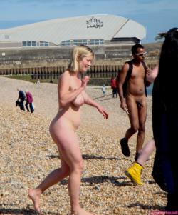 Nude couples fflashing their bodies on cycling tour 31/33