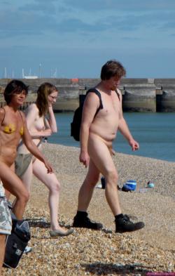 Nude couples fflashing their bodies on cycling tour 32/33