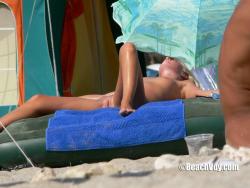 Nude girls on the beach - 366 13/49