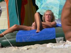 Nude girls on the beach - 366 18/49