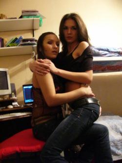 Hot russian amateur posing with her lesbo friends 25/136